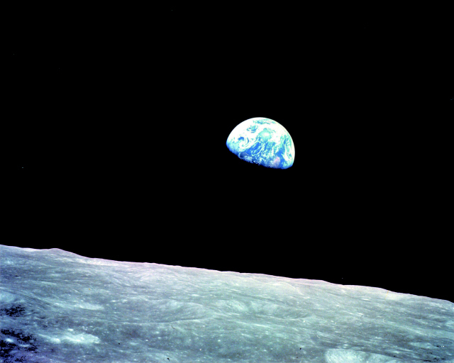 1968�� 12��24�� ������ 8ȣ���� �쿬�� ���� ���� ��������(��������)�� ���� �� ���ָ� �ܷ��� �����ϴ� ������ ����� �����ָ鼭 �츮���� ���� ���ο� ������ �����ߴ�..jpg